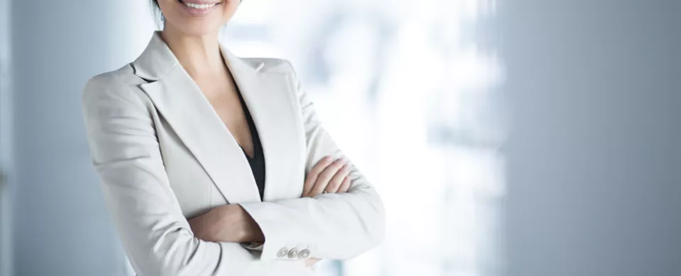 Femme habillée en blazer